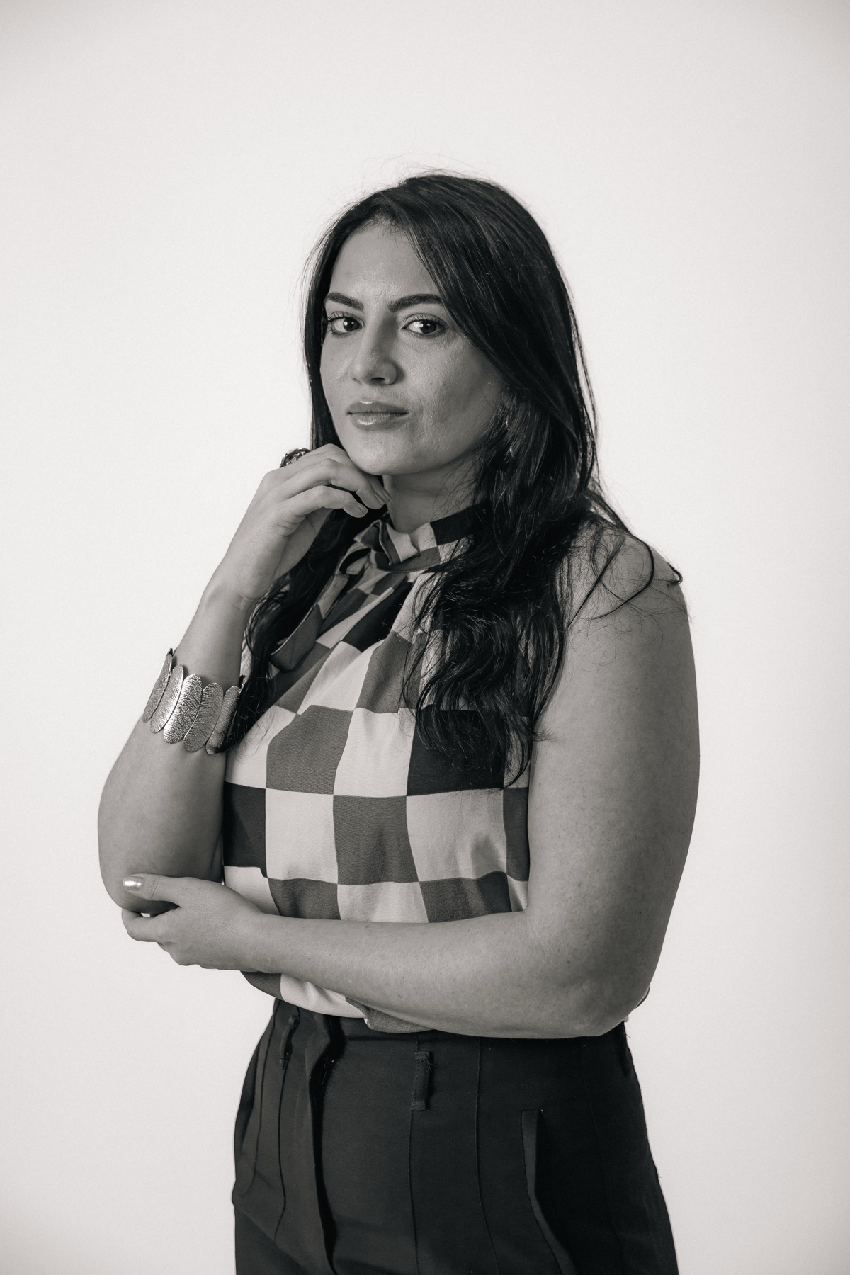 Retrato de Kamila Santos em preto e branco