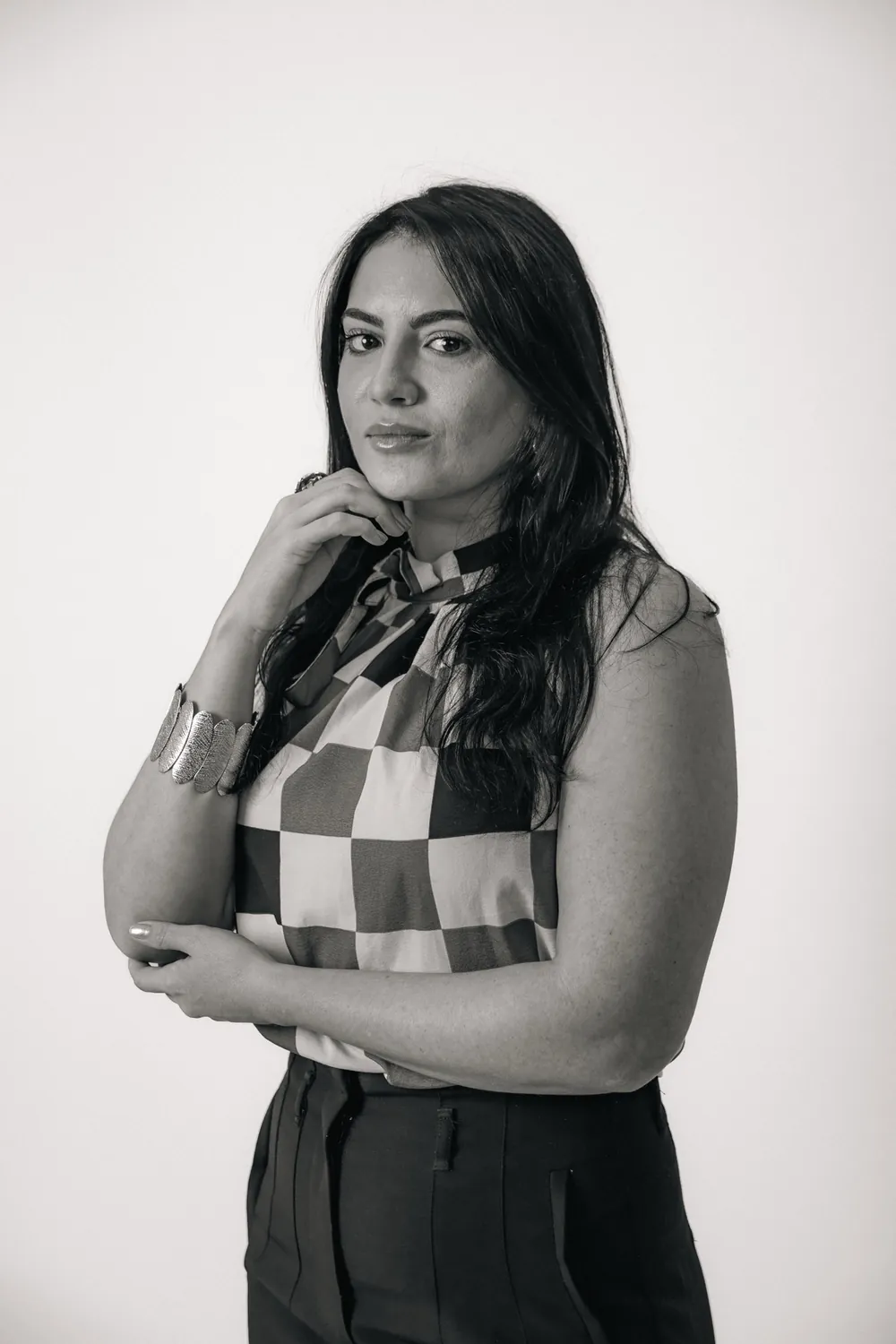 Retrato de Kamila Santos em preto e branco