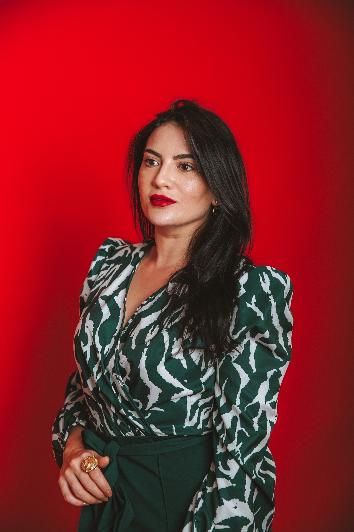 Kamila Santos, designer de marcas, em fundo vermelho