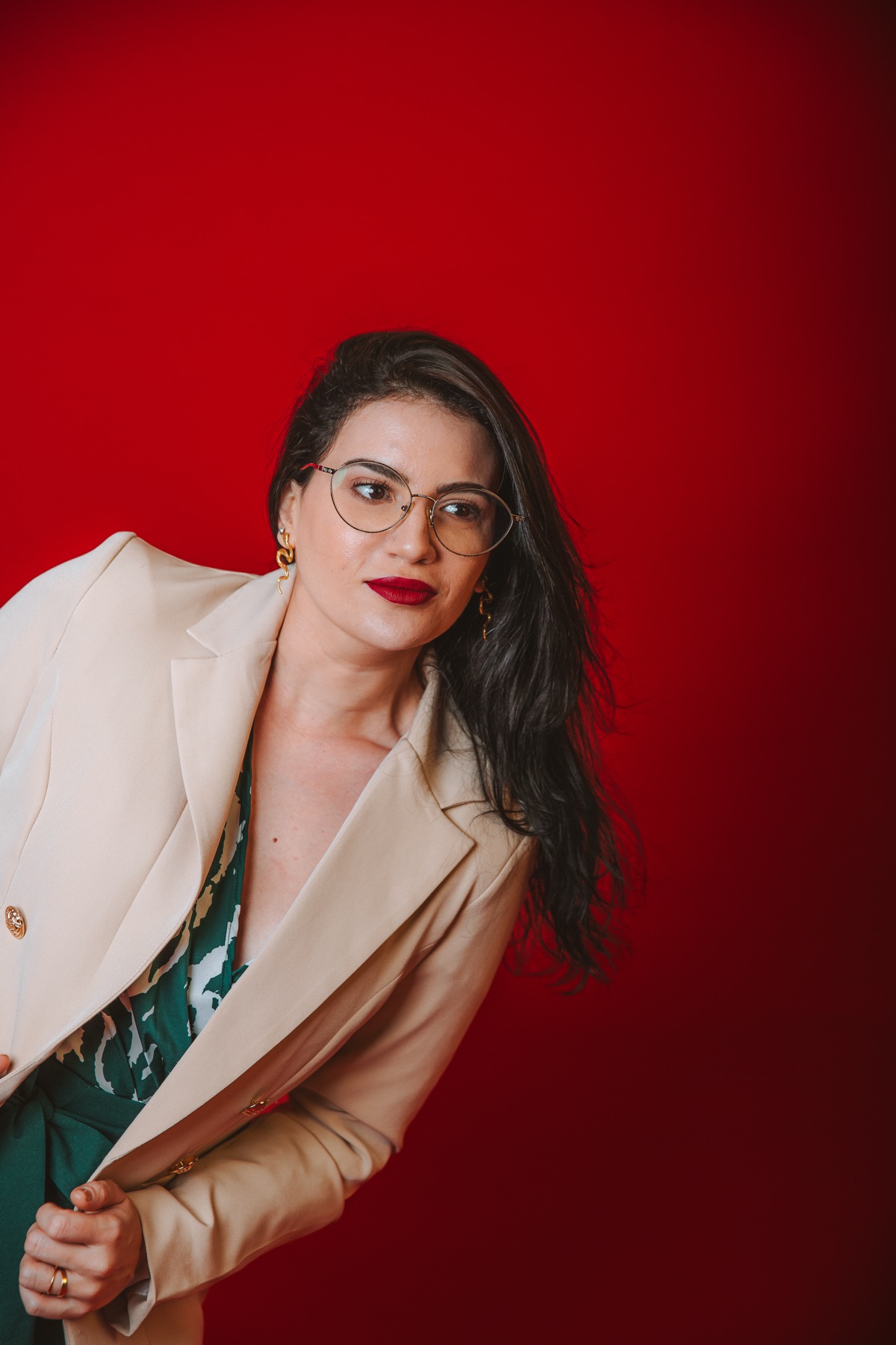 Kamila Santos com brincos de cobra, símbolo da marca